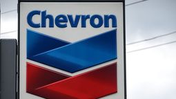 Logo de la petrolera estadounidense Chevron, una de las autorizadas a continuar produciendo petróleo en Venezuela. Logo de la petrolera estadounidense Chevron, una de las autorizadas a continuar produciendo petróleo en Venezuela.