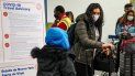 Varias personas portan mascarillas para evitar la propagación del COVID-19 mientras se preparan para abandonar la zona de entrega de equipaje en el Aeropuerto LaGuardia, el miércoles 25 de noviembre de 2020, en Nueva York. Varias personas portan mascarillas para evitar la propagación del COVID-19 mientras se preparan para abandonar la zona de entrega de equipaje en el Aeropuerto LaGuardia, el miércoles 25 de noviembre de 2020, en Nueva York.