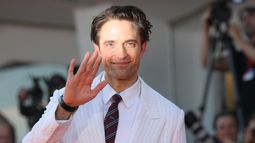 El actor británico Robert Pattinson posa en la alfombra roja de la proyección del filme Primetime, que compite por el León de Oro en la edición 2026 del Festival de Cine de Venecia.&nbsp;