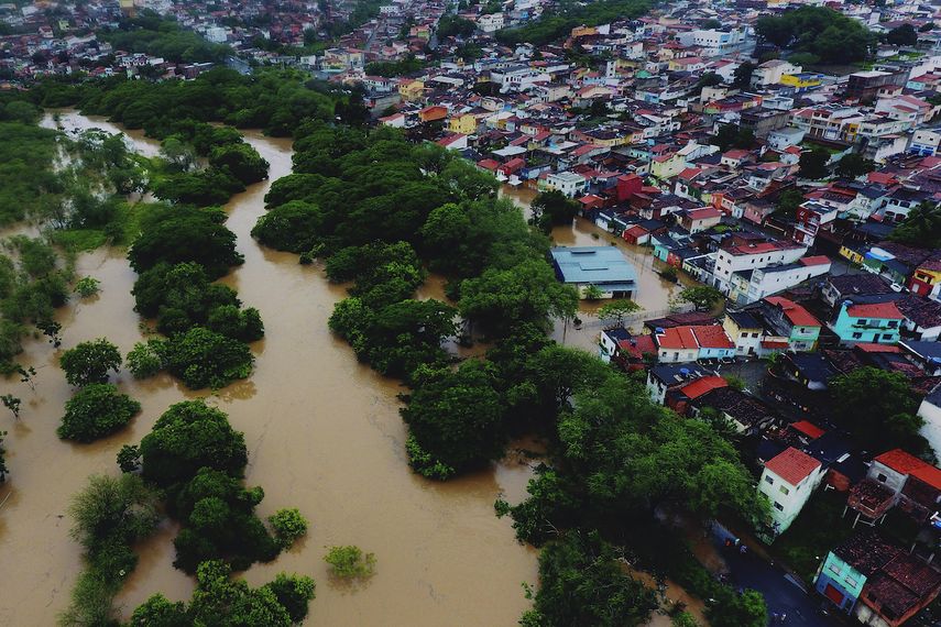 Esta toma aérea muestra inundaciones provocadas por intensas lluvias en la ciudad de Itapetinga, en el sur del estado de Bahía, el domingo 26 de diciembre de 2021, en Brasil.