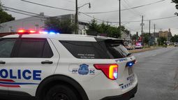 El Departamento de Policía Metropolitana en el lugar de un doble tiroteo el 18 de agosto de 2025 en Washington, D.C. El Departamento de Policía Metropolitana en el lugar de un doble tiroteo el 18 de agosto de 2025 en Washington, D.C.