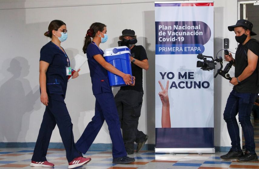 Una enfermera lleva una hielera con dosis de la vacuna contra COVID-19 en el Hospital Metropolitano de Santiago, Chile.