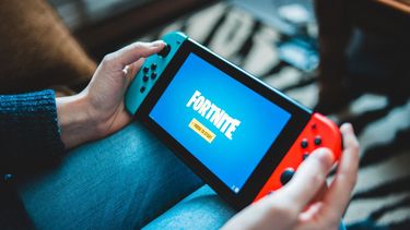 El juego Fortnite se puede descargar gratis, pero genera miles de millones de dólares en ingresos con la compra de artículos adicionales para sus personajes.  