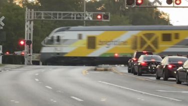 Los trenes de Brightline circulan a una velocidad de hasta 79 millas por hora.