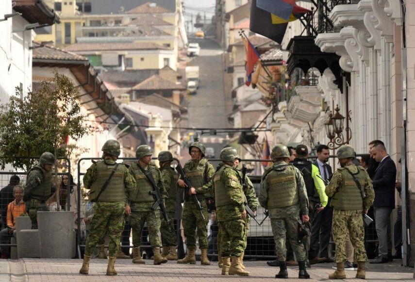 Militares custodian las calles de Ecuador, azotadas por las mafias del narcotráfico.