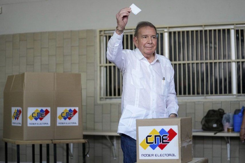 El candidato presidencial de la oposición, Edmundo González, muestra su papeleta mientras ejerce su voto en las elecciones presidenciales en Caracas, Venezuela, el domingo 28 de julio de 2024.&nbsp;