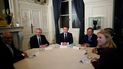 El presidente francés Emmanuel Macron, en el centro, en una reunión con el presidente argentino Alberto Fernández, el segundo a la izquierda, y el presidente de Colombia Gustavo Petro, el segundo a la derecha, en el Foro de la Paz el viernes 11 de noviembre de 2022 en París.