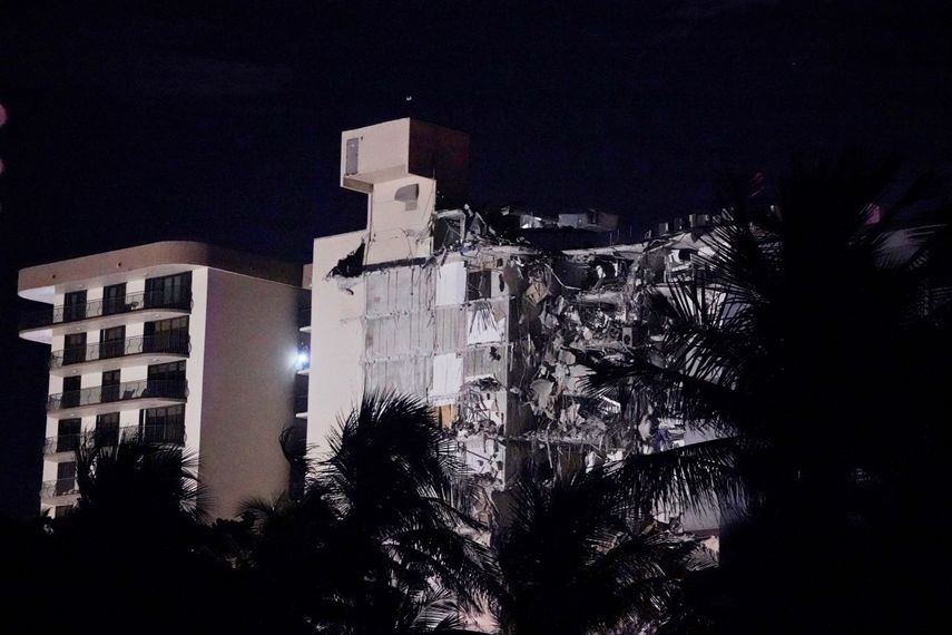 Un edificio parcialmente derruido, la madrugada del jueves 24 de junio de 2021 en la zona de Surfside, Miami, Florida. El derrumbe provocó un gran despliegue de los servicios de emergencias. &nbsp;