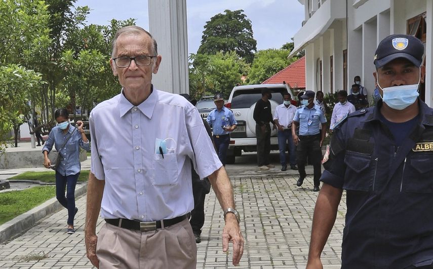 Un agente de policía escolta a Richard Daschbach (izquierda), un exmisionero de Pensilvania, antes de su llegada a un juicio en una corte en Oecusse, Timor Oriental, el 23 de febrero de 2021.