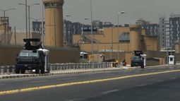 Vehículos blindados de las Fuerzas Antiterroristas Iraquíes desplegados frente a la embajada estadounidense en la Zona Verde de Bagdad, Irak el 12 de junio de 2025.&nbsp;