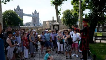 Un grupo de visitantes escuchan a un guía en la Torre de Londres el lunes 19 de julio de 2021, la primera visita luego de 16 meses de estar cerrada debido a la pandemia del COVID-19.