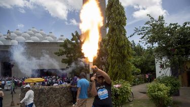 Una mujer lanza un mortero durante una misa de acción de gracias por la liberación de los que la oposición considera presos políticos este domingo, en la Catedral Metropolitana de Managua (Nicaragua).&nbsp;