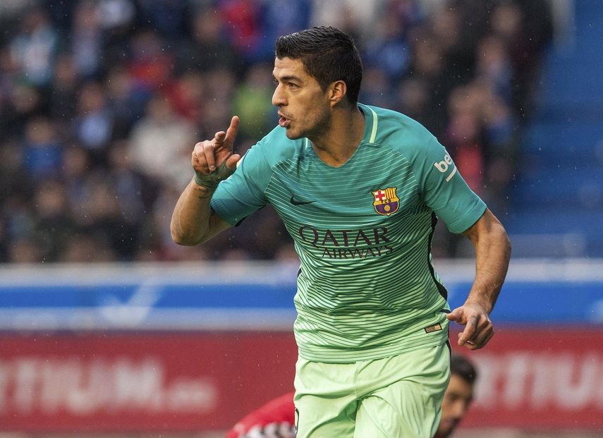 El delantero centro del FC Barcelona, Luis Suárez marca el primer gol, durante el partido disputado contra el Deportivo Alavés en el estadio de Mendizorroza.