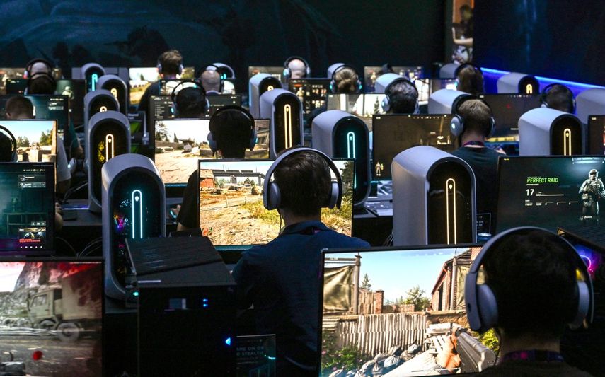 Los visitantes juegan al videojuego Arena Breakout: Infinite durante la jornada de prensa en la feria de videojuegos Gamescom, que se celebra en Colonia, Alemania occidental, el 21 de agosto de 2024.&nbsp;&nbsp;