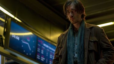 En esta imagen proporcionada por Sony Pictures, Andrew Koji en una escena de Bullet Train.