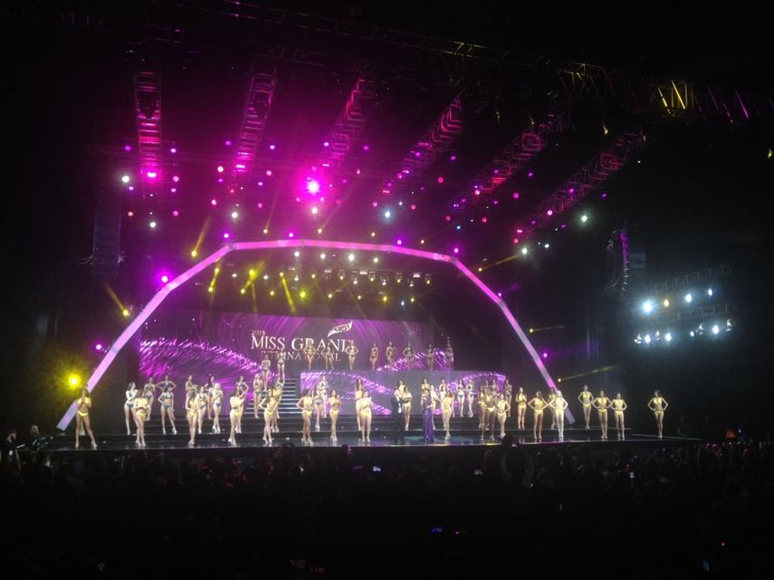 Las participantes del certamen tras finalizar su desfile en traje de ba&ntilde;o.&nbsp;