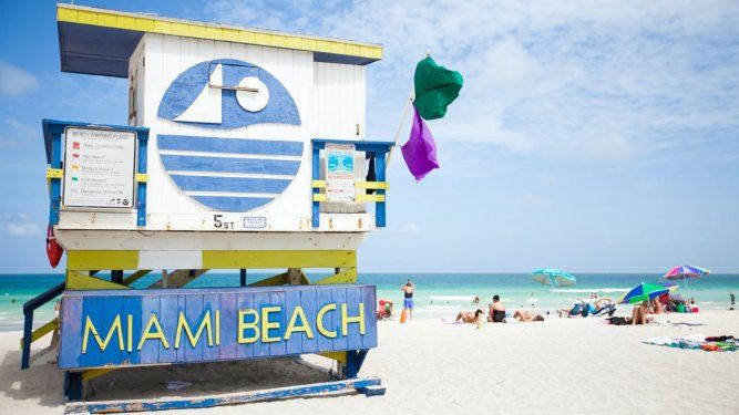 En días de calor la gente recurre a la playa para refrescarse.&nbsp;