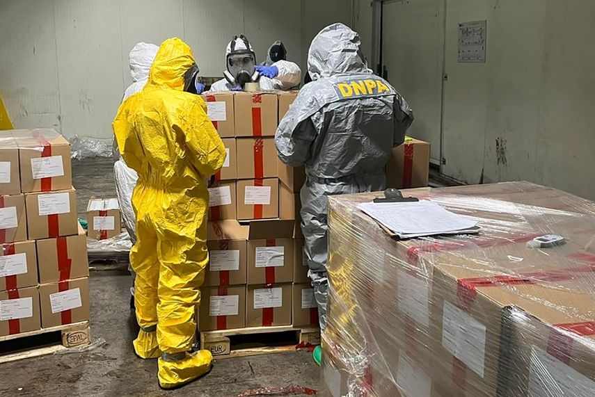 Esta imagen difundida por la Policía Nacional de Honduras muestra a miembros de la Dirección Nacional Antidrogas, junto con la Dirección de Aduanas y el Ministerio Público, revisando un cargamento de al menos 493.000 kilos de fentanilo incautado dentro de un contenedor en Puerto Cortés, Honduras, el 8 de noviembre de 2023.