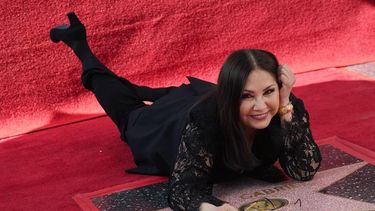 La cantante mexicana Ana Gabriel posa junto a su estrella en el Paseo de la Fama de Hollywood el 3 de noviembre de 2021 en Los Ángeles.&nbsp;
