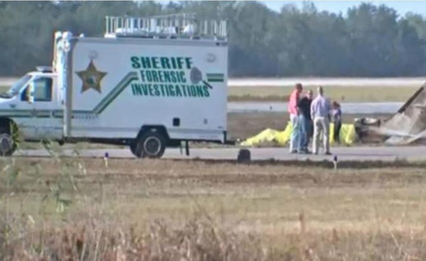 El Cessna 340 de doble motor se incendió en la pista tras el impacto.