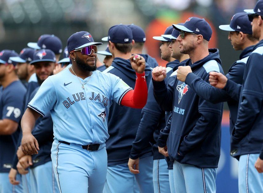 Vladimir Guerrero Jr., número 27 de los Toronto Blue Jays, saluda a sus compañeros  Vladimir Guerrero Jr., número 27 de los Toronto Blue Jays, saluda a sus compañeros