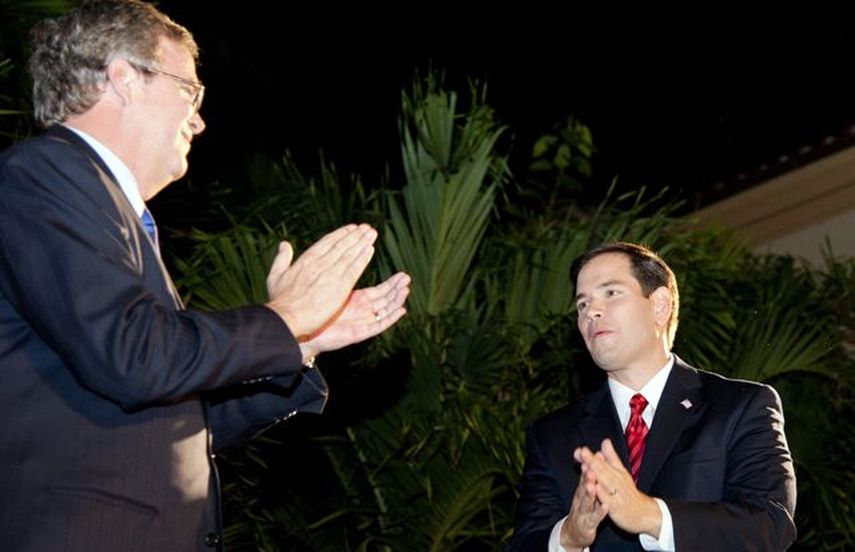 Los manifestantes dicen estar indignados por la hipocresía de Jeb Bush cuando dijo que si es elegido presidente derogará las órdenes ejecutivas del presidente Obama que protegen a las familias. Foto EFE.