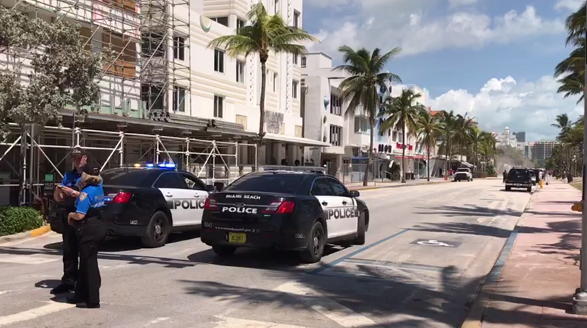 La policía de Miami Beach vigila en la popular calle de Ocean Drive. (Foto referencial)