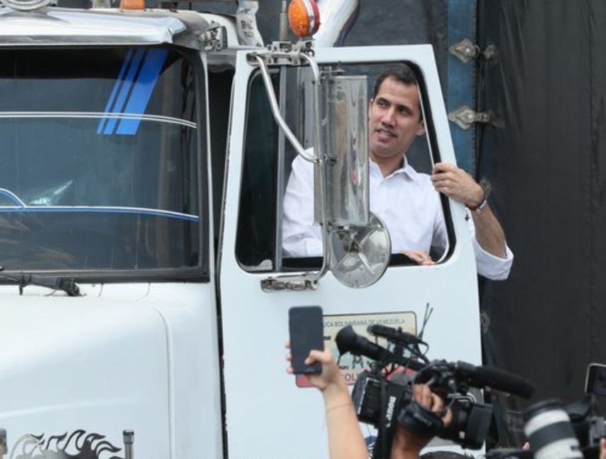 El presidente encargado, Juan Guaidó, en uno de los camiones que ingresarán con ayuda humanitaria.