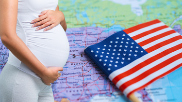 Collage ilustrativo sobre el derecho a la ciudadanía por nacimiento en EEUU