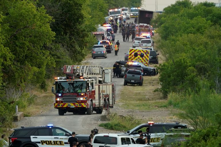 La policía bloquea el lugar donde se halló a un semirremolque con decenas de migrantes muertos, 27 de junio de 2022, en San Antonio, Texas. 