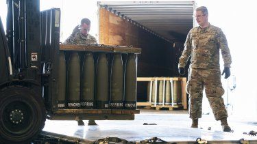 Militares colocan munición de 155 mm en aviones que la llevarán a Ucrania, en la Base Aérea Dover, Delaware, 29 de abril de 2022.&nbsp;