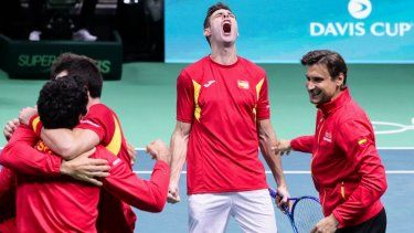 Pedro Martínez (centro) celebra con sus compañeros la clasificación de España a la final de la Copa Davis, el 22 de noviembre de 2025.&nbsp;