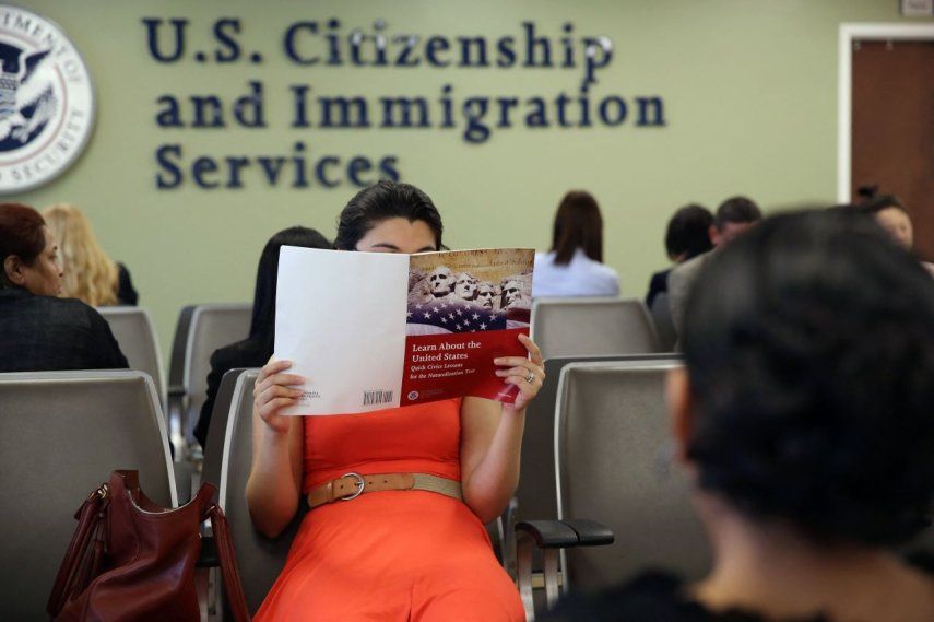 Una inmigrante colombiana estudia antes de su examen de ciudadanía en la oficina de Servicios de Ciudadanía e Inmigración de EE.&nbsp;UU. (USCIS) en Queens el 30 de mayo de 2013, en el vecindario Long Island City del distrito de Queens en la ciudad de Nueva York.