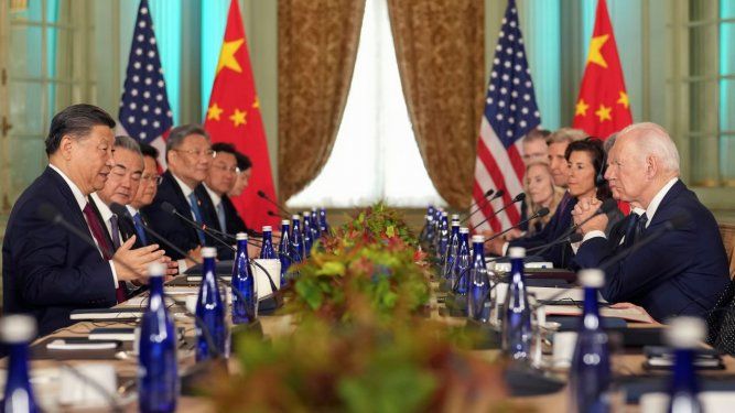 El presidente Joe Biden escucha mientras el presidente de China, Xi Jinping, habla durante su reunión el miércoles, 15 de noviembre de 2023, en la finca Filoli en Woodside, California.