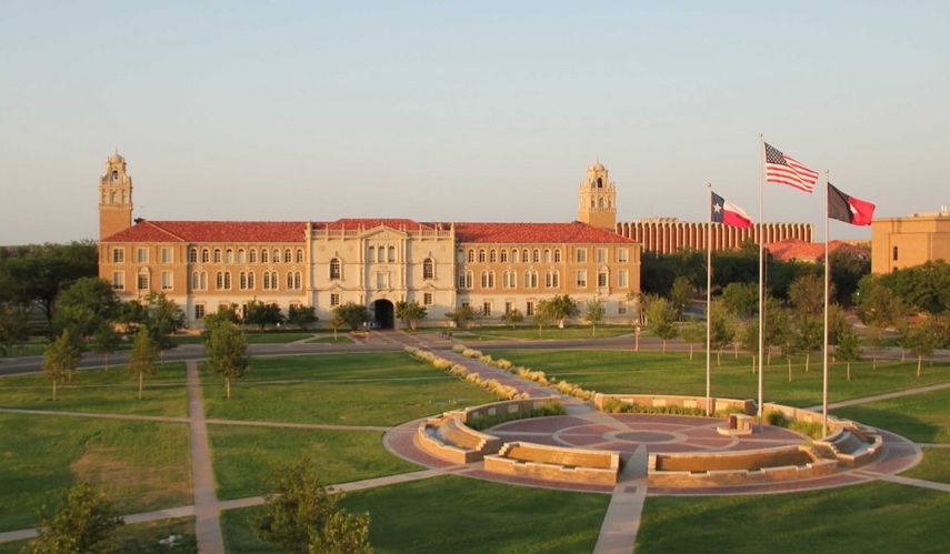 La Universidad Tecnológica de Texas, ubicada en el condado de Lubbock, cuenta con unos 37.000 alumnos.