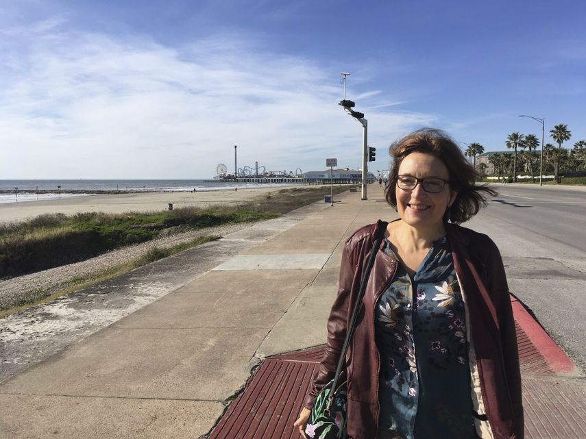 En esta imagen sin fecha proporcionada por su familia, Suzanne Eaton, una bióloga molecular de 59 años.&nbsp;