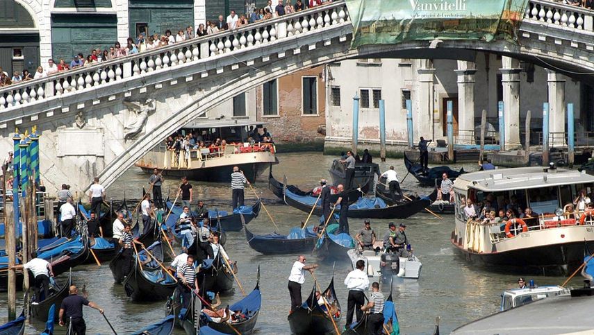 El Puente de Rialto, que data del siglo XVI, es el más antiguo de los cuatro puentes de Venecia que cruzan el Gran Canal y es una de las atracciones turísticas más destacadas.