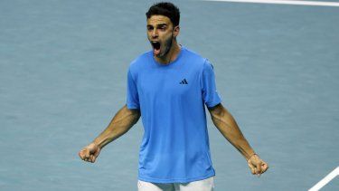 El argentino Francisco Cerúndolo celebra luego de asegurar una victoria para su país en la Copa Davis, el 21 de noviembre de 2024.