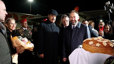 El dictador socialista de Venezuela Nicolàs Maduro y su esposa Cilia Flores al llegar al aeropuerto para participar en la cumbre de los BRICS en Kazán, Rusia, el 22 de octubre de 2024.