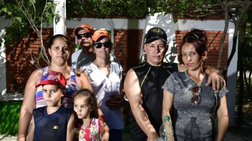 Foto familiar de cubanos que residen actualmente en el poblado de Santa Rosa, en Uruguay.