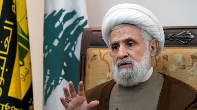 El jeque Naim Kassem, es el jefe del grupo terrorista Hezbolá, durante una entrevista con The Associated Press en el sur de Beirut, Líbano, el 2 de julio de 2024.
