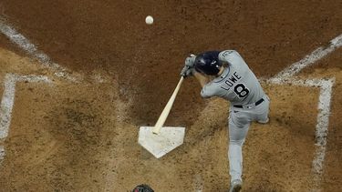 Brandon Lowe, de los Rays de Tampa Bay, conecta un jonrón de dos carreras en la quinta entrada del segundo juego de Serie Mundial ante los Dodgers de Los Ángeles, el miércoles 21 de octubre de 2020, en Arlington, Texas