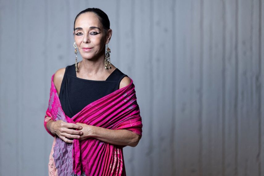 La artista Shirin Neshat posa durante una sesión de fotos en la Ópera de la Bastilla de París&nbsp;