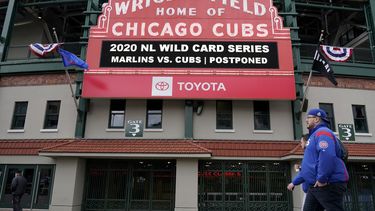 Peatones frente al estadio Wrigley Field de los Cachorros de Chicago, equipo de las Grandes Ligas, el jueves 1 de octubre de 2020