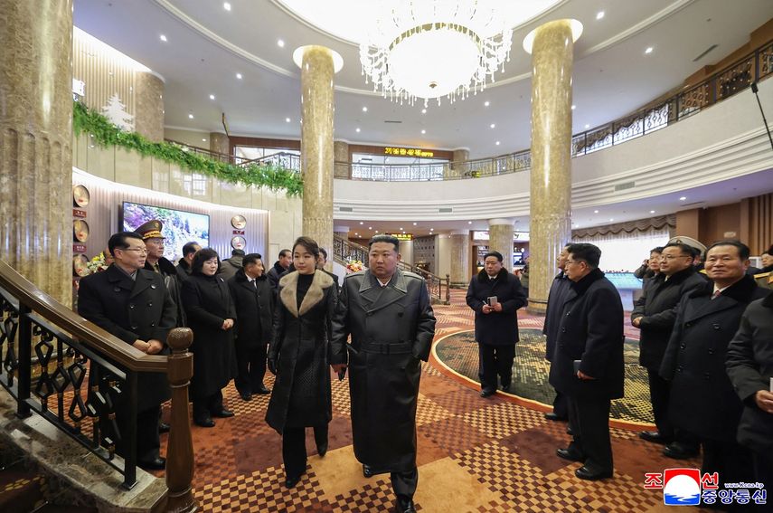 Esta fotografía, tomada el 20 de diciembre de 2025 y publicada por la Agencia Central de Noticias de Corea del Norte (KCNA) a través de KNS el 23 de diciembre de 2025, muestra al líder norcoreano Kim Jong Un (centro) y a su hija Ju Ae (a su izquierda) inspeccionando el Hotel Ikkal, recientemente terminado en el distrito turístico de Samjiyon, en la provincia de Ryanggang.&nbsp;&nbsp;