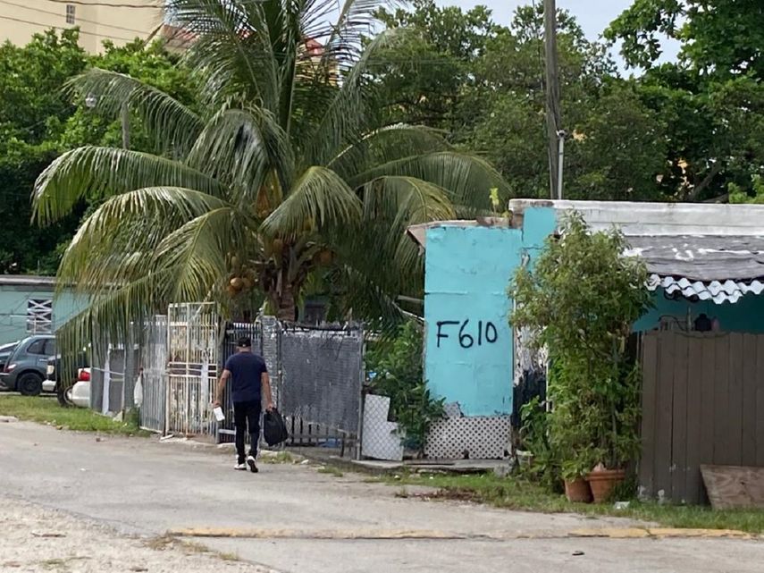 Un hombre camina en el parque de casas móviles Paradise, a pocas cuadras del centro de Miami.&nbsp;