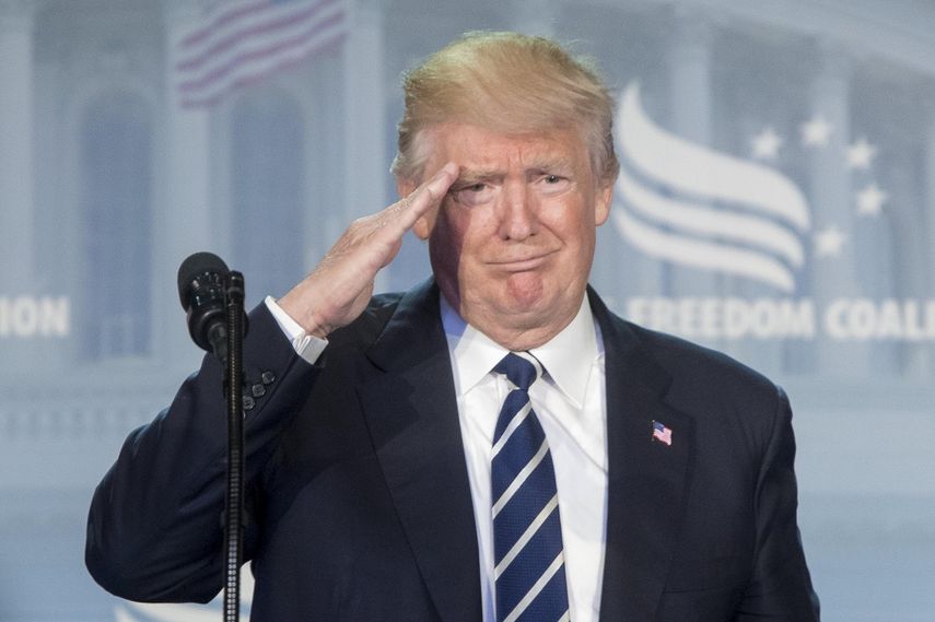 El presidente de Estados Unidos, Donald&nbsp;Trump, saluda durante su discurso en la conferencia conservadora Road to Majority en Washington.