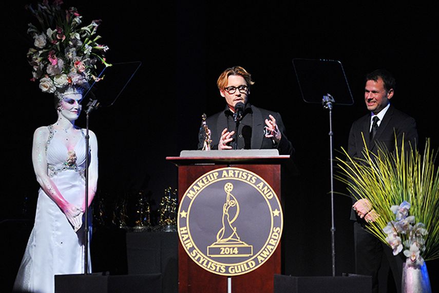 El actor Johnny Depp y el maquillista y presentador del premio Joel Harlow después de que Depp recibiera el premio al arte del Sindicato de Maquillistas y Peinadores. (AP)