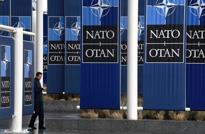 Un hombre pasa junto a las pancartas de la Organización del Tratado del Atlántico Norte (OTAN) en su sede en Bruselas el 16 de noviembre de 2022. &nbsp; &nbsp;