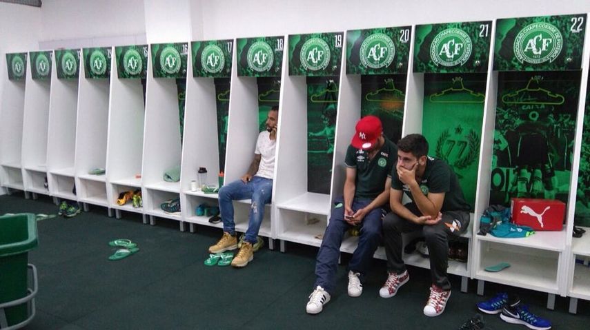Los jugadores que no fueron convocados se encuentran desolados en las instalaciones del club.